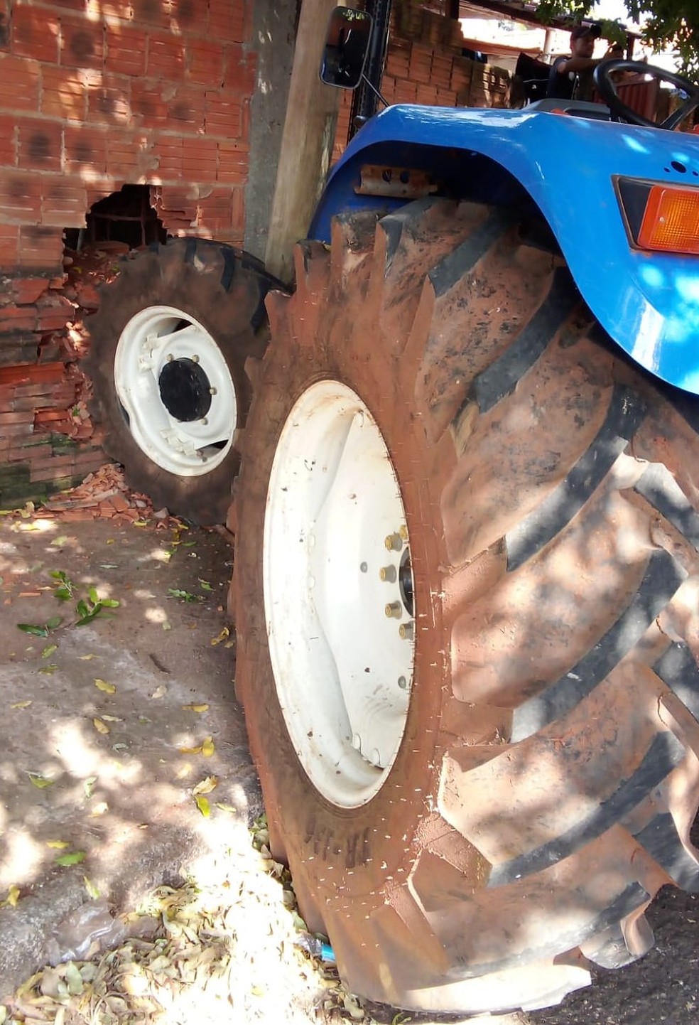 Trator utilizado por suspeito de envolver-se em ocorrência de direção perigosa, em Taciba (SP) — Foto: Cedida