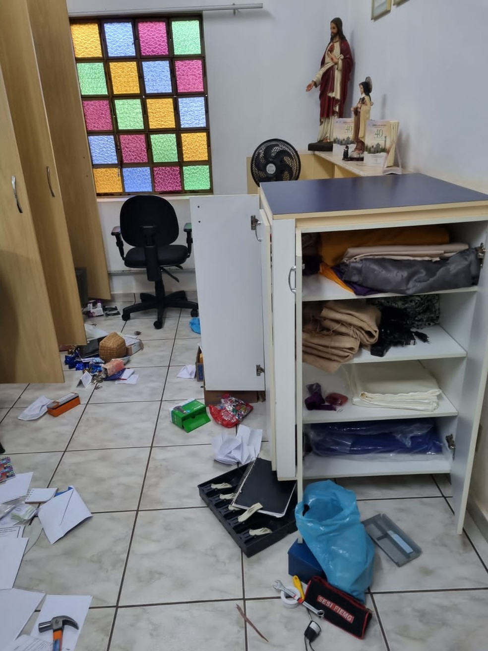 Entre os objetos furtados estava notebook e dinheiro em esp&eacute;cie. &mdash; Foto: Marcelo Honorato