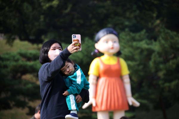 Batatinha Frita 1, 2, 3': Boneca de 'Round 6' em parque de Seul atrai fãs -  Estadão
