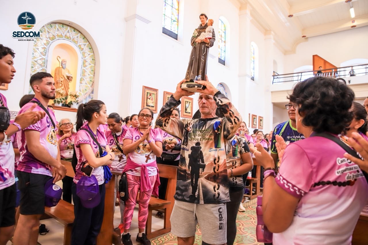 Romeiros de Oriximiná e Alenquer chegam à Catedral de Sant’Ana após peregrinação até Óbidos