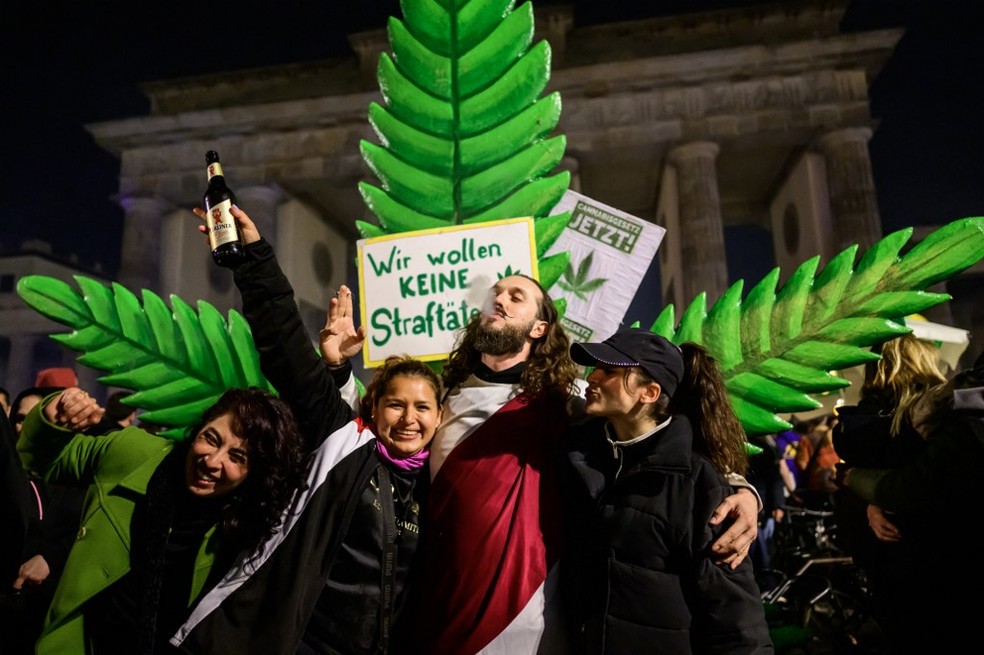 Em Berlim, defensores da legalização da maconha celebram entrada em vigor da lei que descriminaliza o uso recreativo da cannabis na Alemanha — Foto: John Macdougall/AFP
