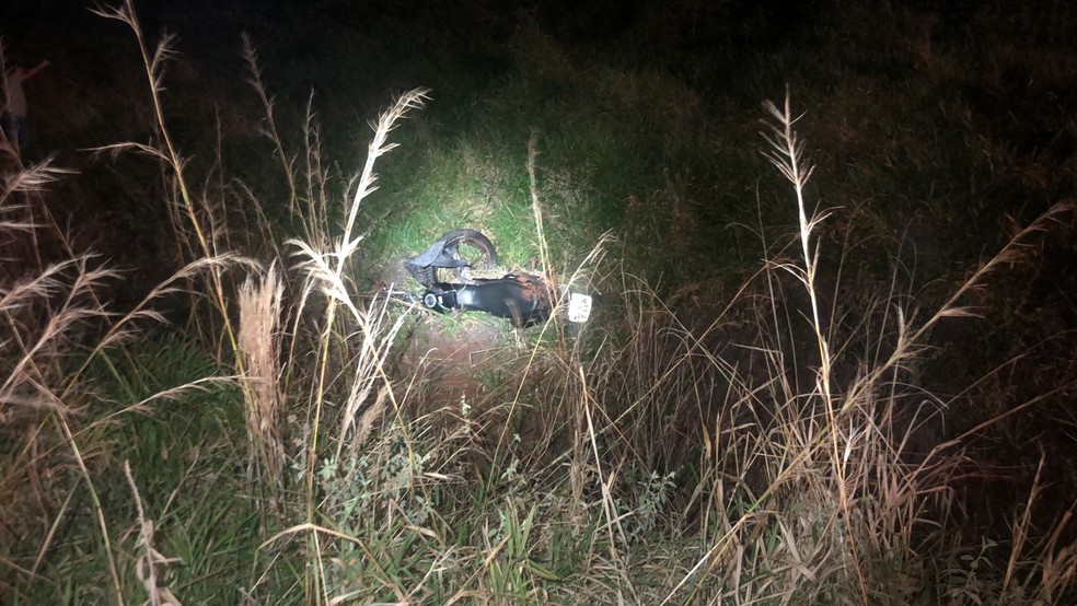 Casal morre após colisão entre carro e moto na rodovia MS-141 — Foto: Corpo de Bombeiros/Divulgação