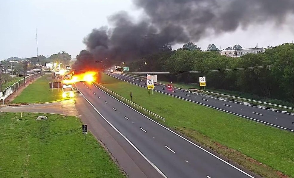 Carreta pega fogo na rodovia Washington Luís (SP-310) — Foto: Concessionária Eixo-SP/Divulgação