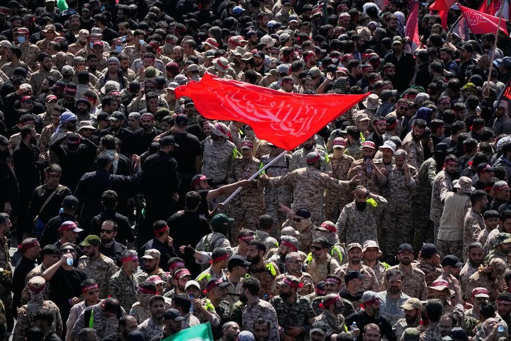 Manifestantes no funeral de Ali Khamenei &mdash; Foto: Associated Press