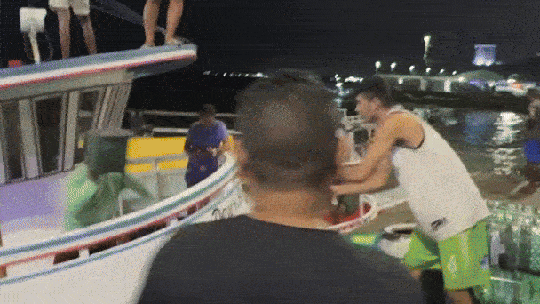 Açaí é lançado de barco e equilibrado na cabeça antes de ser distribuído - Foto: (Paula Paiva Paulo/g1)