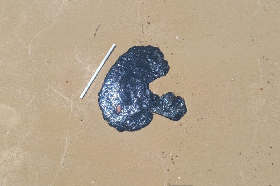 Manchas de óleo são encontradas por banhistas em praia do litoral Sul potiguar — Foto: Secretaria Municipal do Meio Ambiente e Urbanismo (Nísia Floresta)
