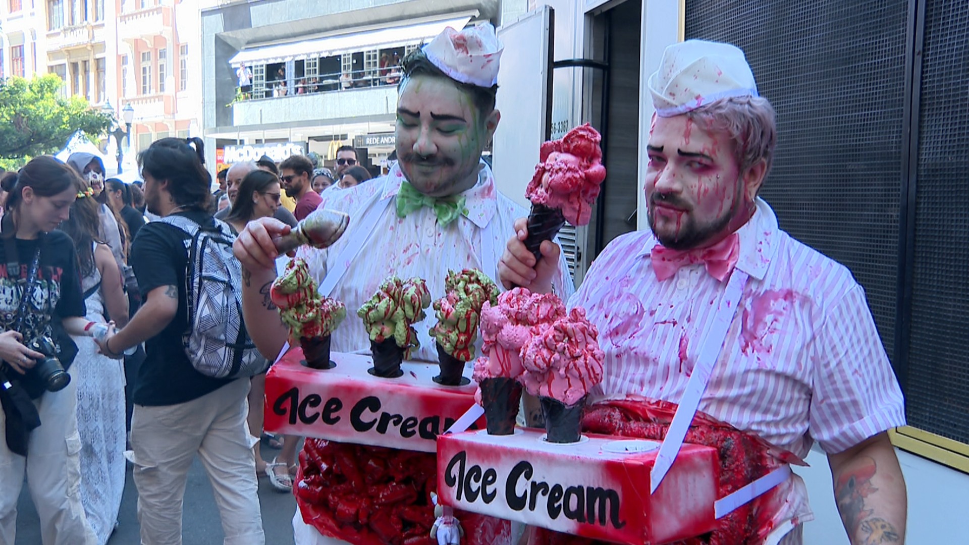 Domingo de Carnaval em Curitiba tem desfile de zumbis, monstros e rock n' roll