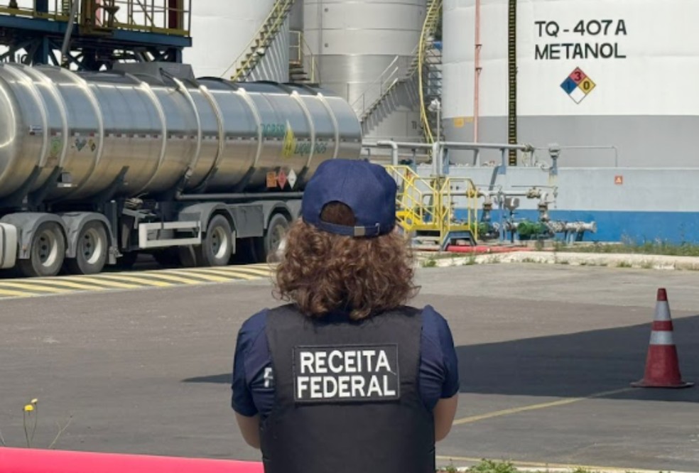 Objetivo é coletar amostras para análises químicas para rastrear a procedência do metanol. — Foto: Receita Federal