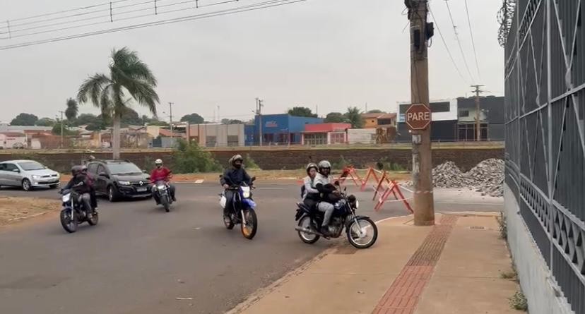 Motociclistas desistem de furar bloqueio ao repararem que eram filmados por equipe de TV; veja vídeo