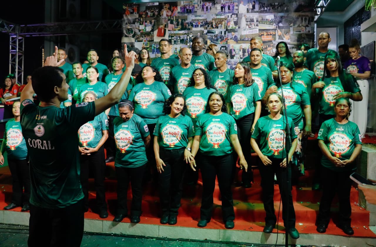 Coral de pessoas em situação de rua se apresenta em ação de Natal em Macapá