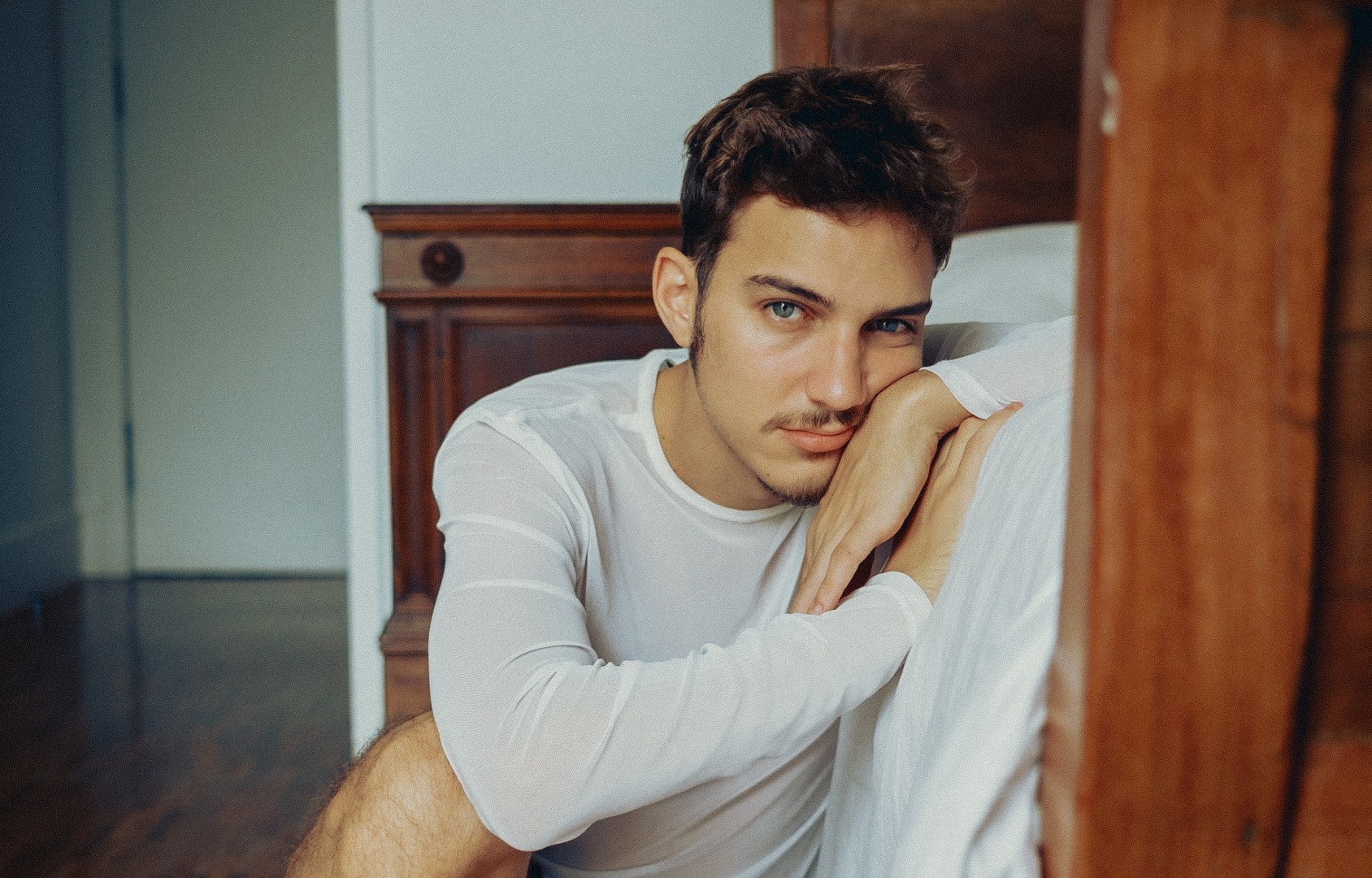 Tom Karabachian progride entre as canções de alma ‘blue’ e a brasilidade do primeiro álbum, ‘Barato abstrato’ | Blog do Mauro Ferreira 