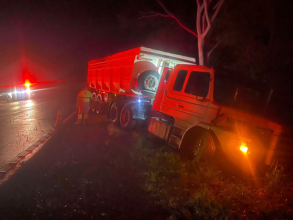 Após colisão entre carro e caminhão, passageiro de 57 anos morre em Mirante do Paranapanema (SP) — Foto: Polícia Rodoviária