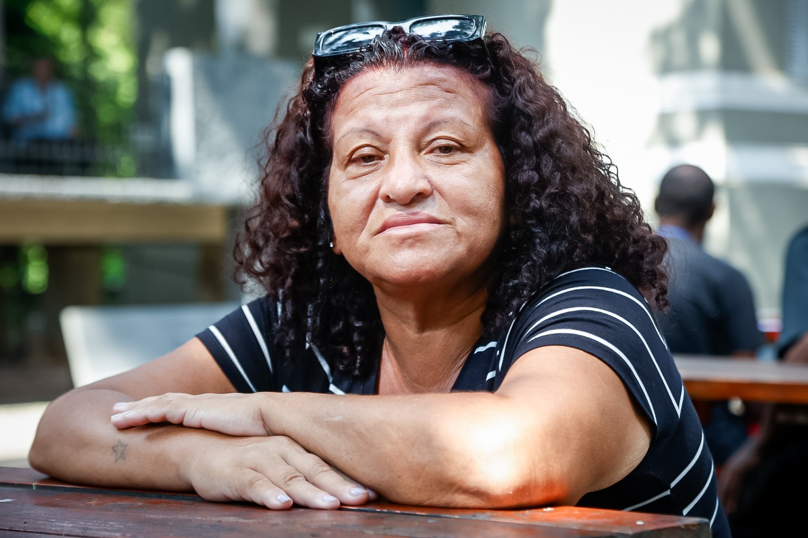 Mulher que morou na rua após vender casa para quitar dívida de drogas do filho reconstrói a vida: ‘A dor tá passando’