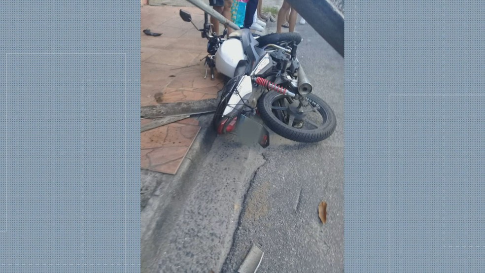 Moto derrubou toldo de comércio em Cosmos, na Zona Oeste do Rio — Foto: Reprodução/ TV Globo