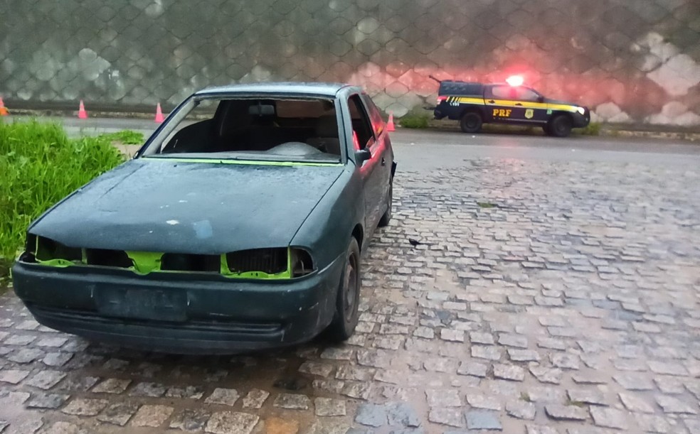 Carro sem faróis, retrovisores, placa e para-brisa foi apreendido em Goianinha, no RN — Foto: PRF/Divulgação