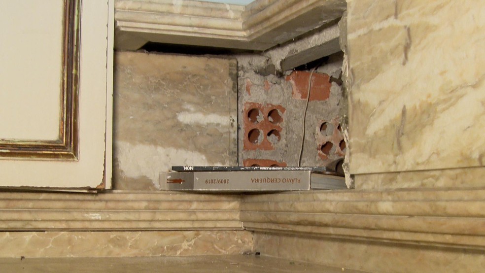 Pintura foi encontrada no banheiro da galeria — Foto: RPC