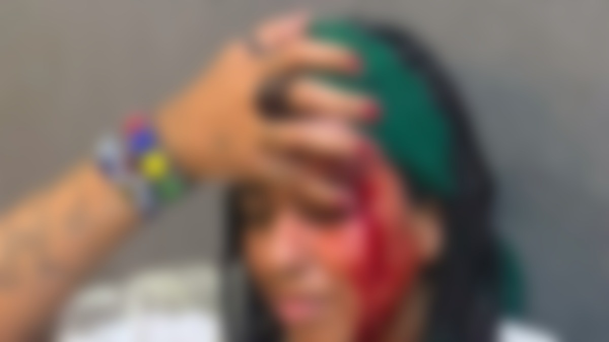 Influenciadora é agredida em samba na  Lapa; advogada diz que agressor saiu rindo e debochando