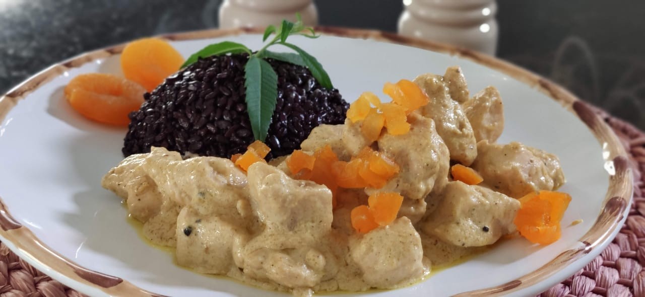 Sabor de Casa: aprenda a fazer frango ao curry com arroz negro da Liliane Ortiz