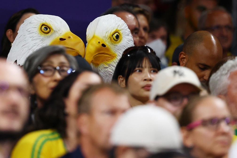 Torcedores dos EUA usam máscaras de águia americana durante semifinal feminina de vôlei entre Brasil e EUA — Foto: Siphiwe Sibeko/Reuters