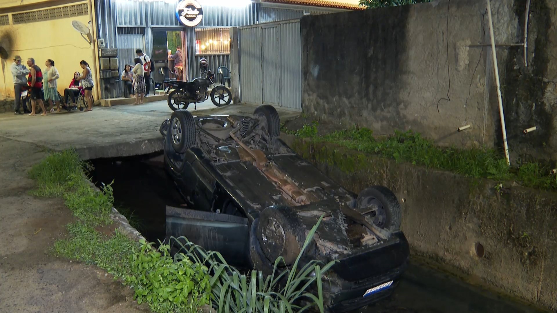 Carro cai dentro de valão e passageiro fica ferido em Cariacica, ES  