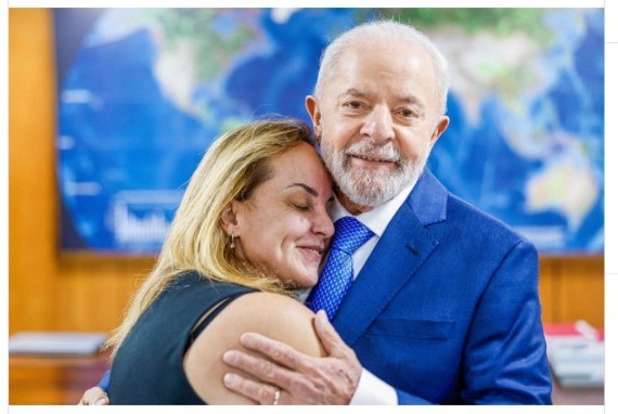 Filha de Lula recebe alta de hospital em Niterói, onde estava internada após passar mal