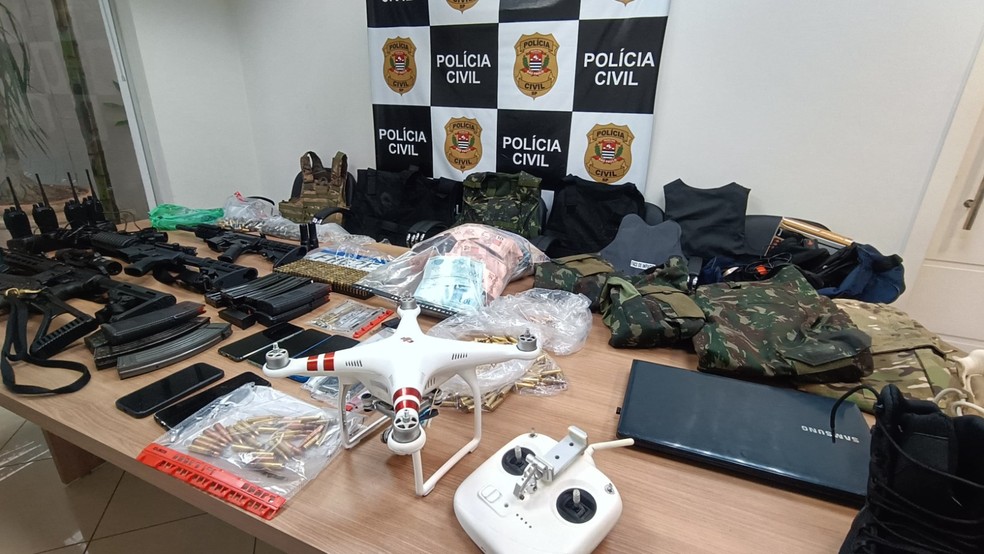 Drone, dinheiro, coletes e radiocomunicadores foram apreendidos com suspeitos de assalto a banco em São Pedro — Foto: Divulgação/Polícia Civil