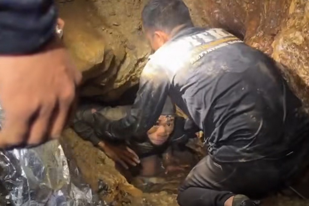 Socorristas buscam rota alternativa para chegar a dois desaparecidos em caverna inundada no Laos