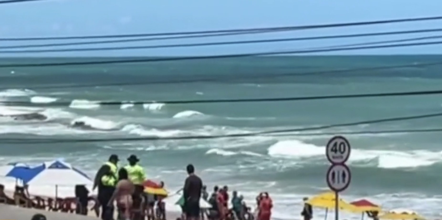 Após tentar esfaquear agente da STTU, homem entra no mar e morre afogado em Natal