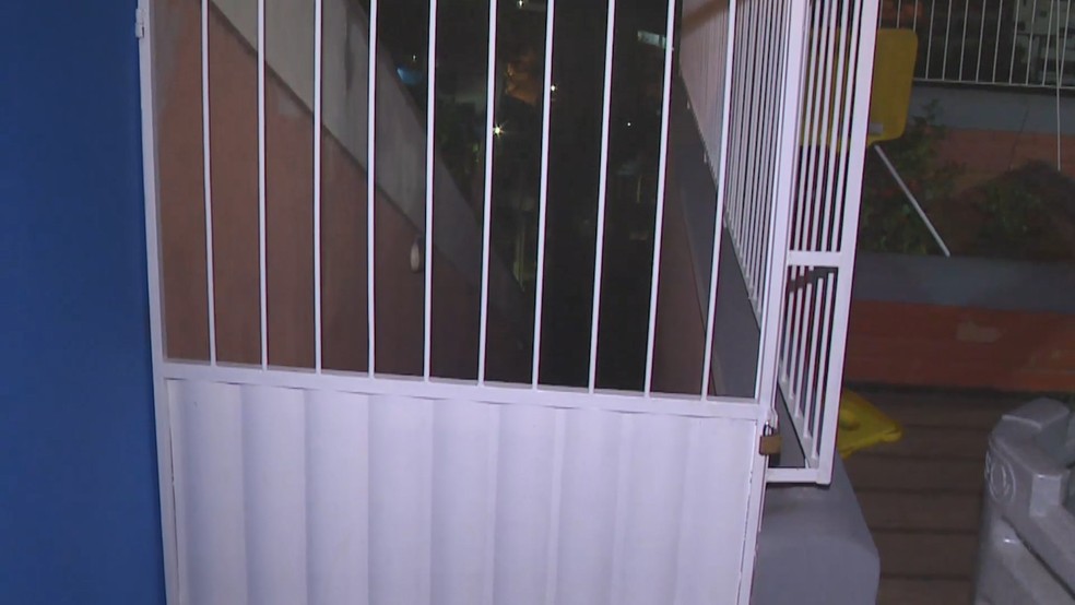 Dono da creche em Cachoeiro, Espírito Santo, disse que acredita que portão que dá acesso a piscina em que criança de 1 ano se afogou estava destrancado. — Foto: Reprodução/TV Gazeta