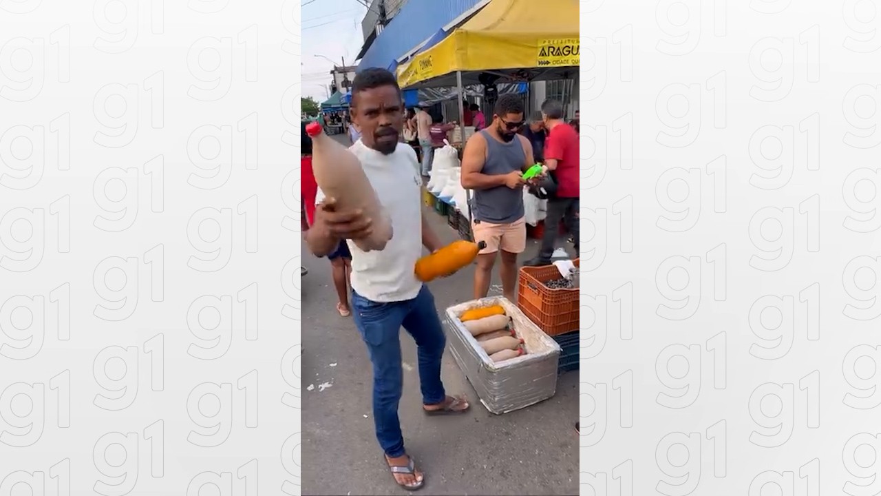 Vendedor chama atenção com jeito descontraído de vender bacaba e buriti no Tocantins: 'Você que tem preguiça'