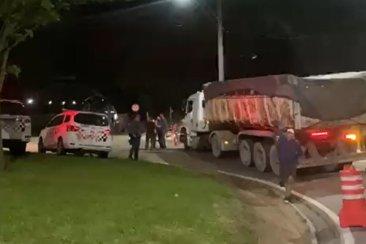 Criança de 11 anos morre após ser atropelada por caminhão enquanto andava de bicicleta, em Taubaté