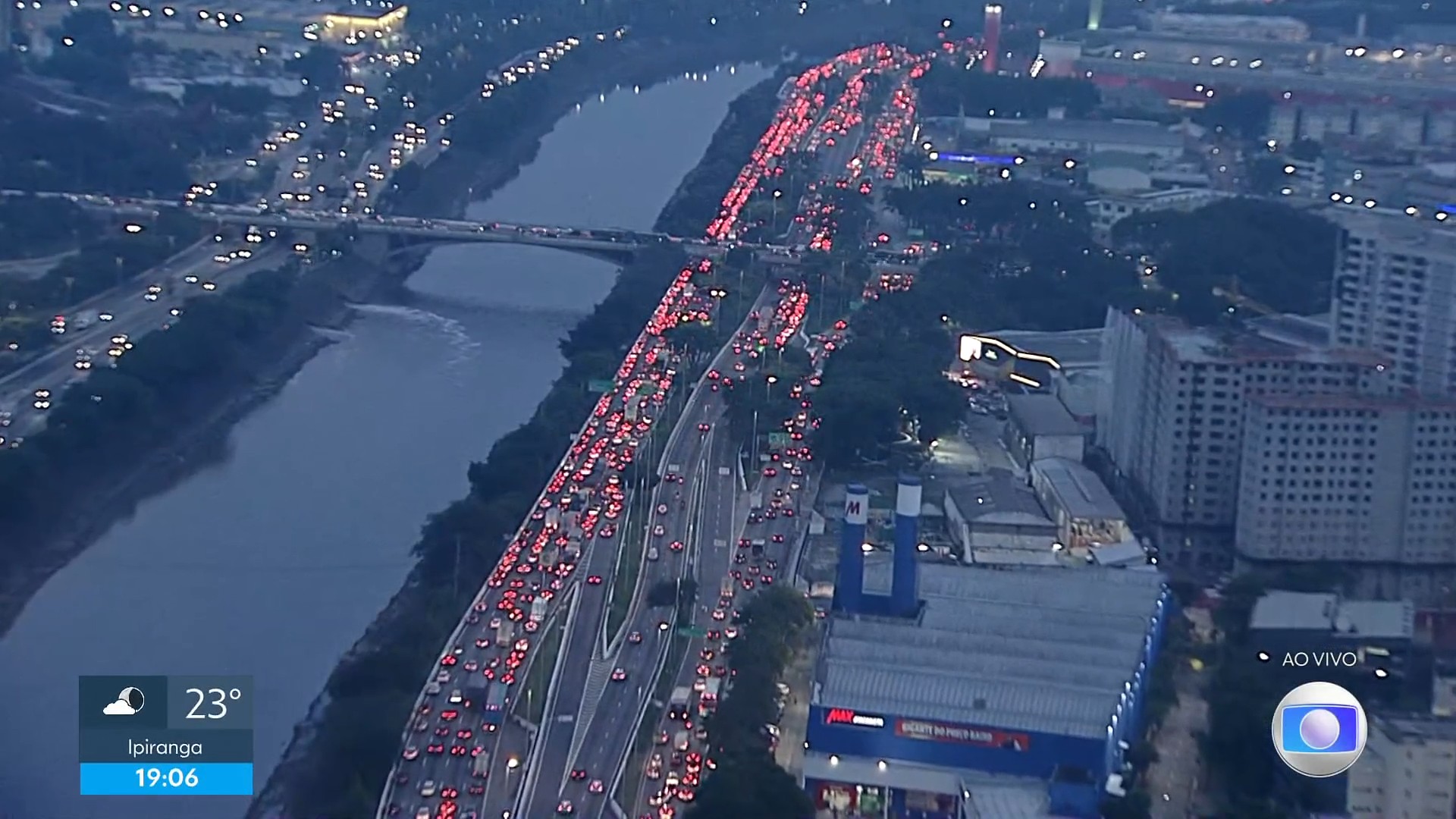 Novo buraco se abre na Marginal Tietê e provoca congestionamento de 50 km