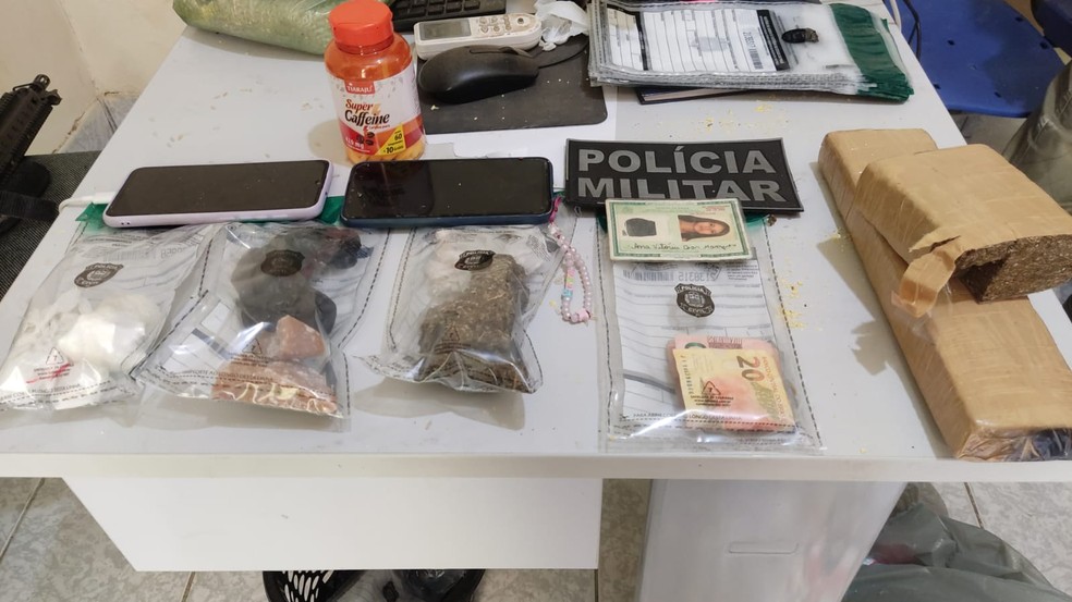 Mulher é presa dentro de van com droga escondida em pacotes de arroz e massa milho — Foto: Reprodução