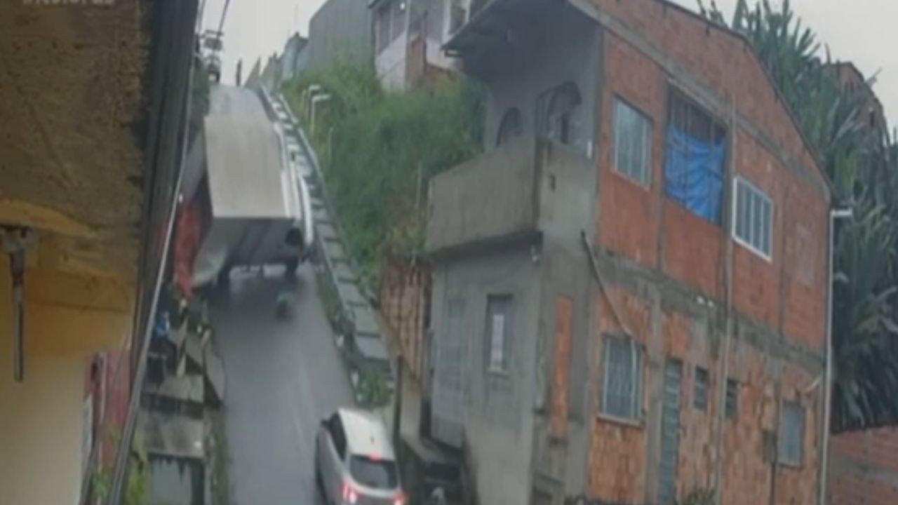 Homem salta de caminhão desgovernado segundos antes de veículo tombar em Manaus; VÍDEO