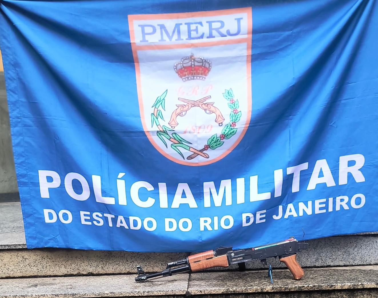 Polícia Militar apreende réplica de fuzil em Três Rios
