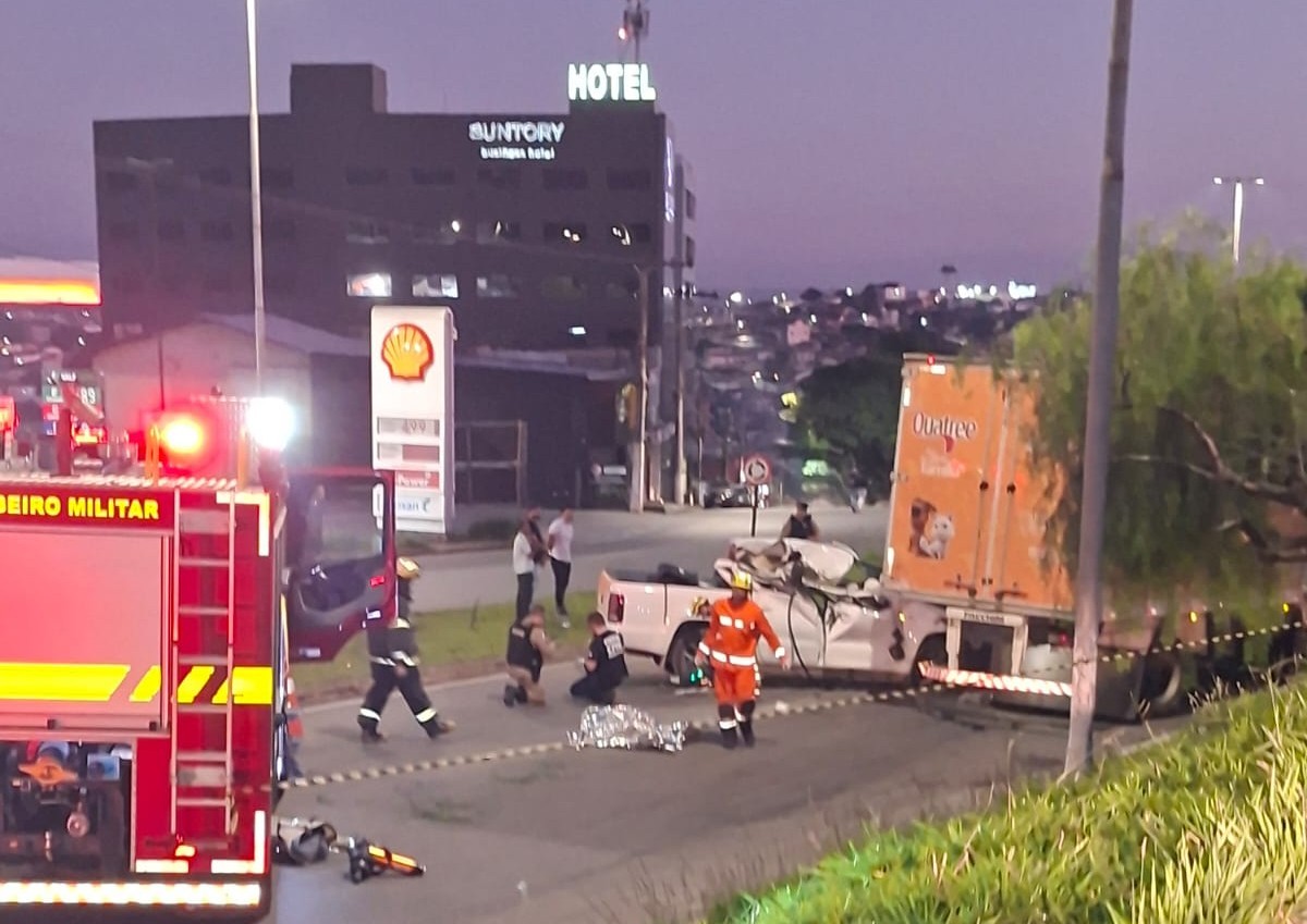 Mulher morre após batida entre caminhonete e caminhão em guincho