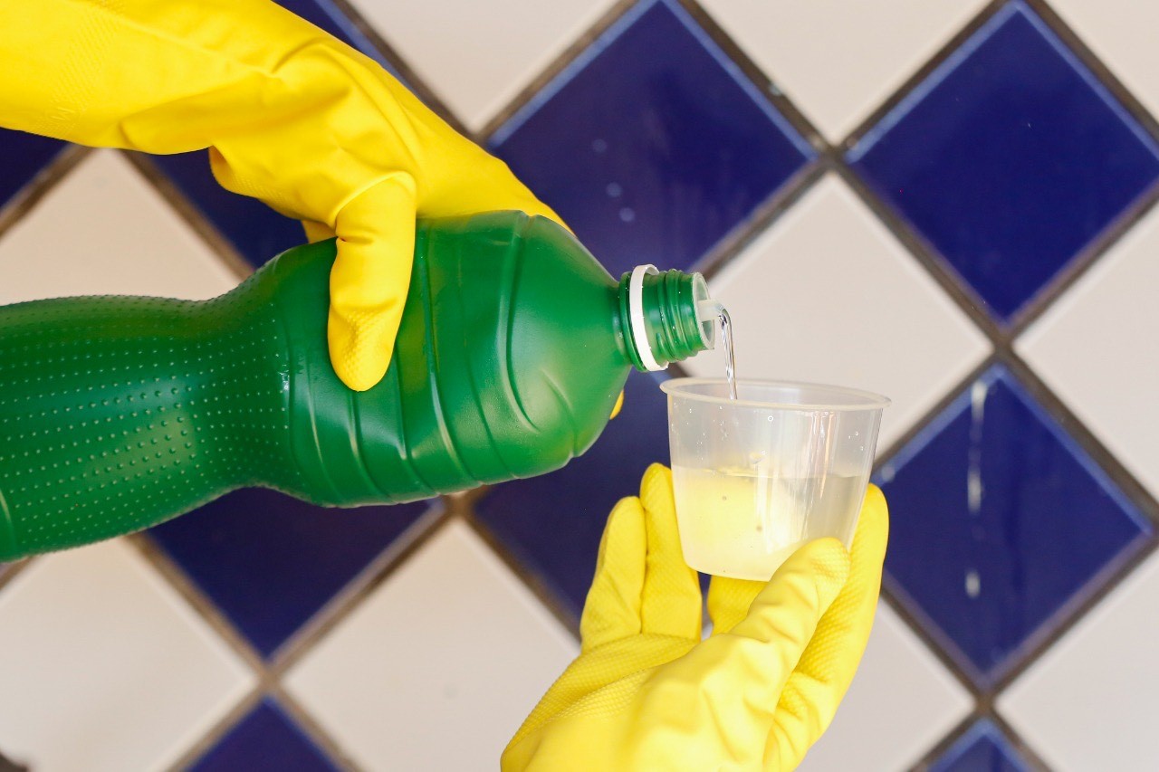 Água sanitária: saiba como usar para reduzir riscos de contaminação por ...