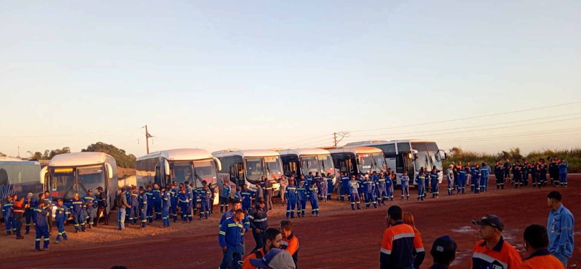 Protesto de moradores bloqueia vicinal P7 e cobra promessas de mineradora em Tucumã, no Pará