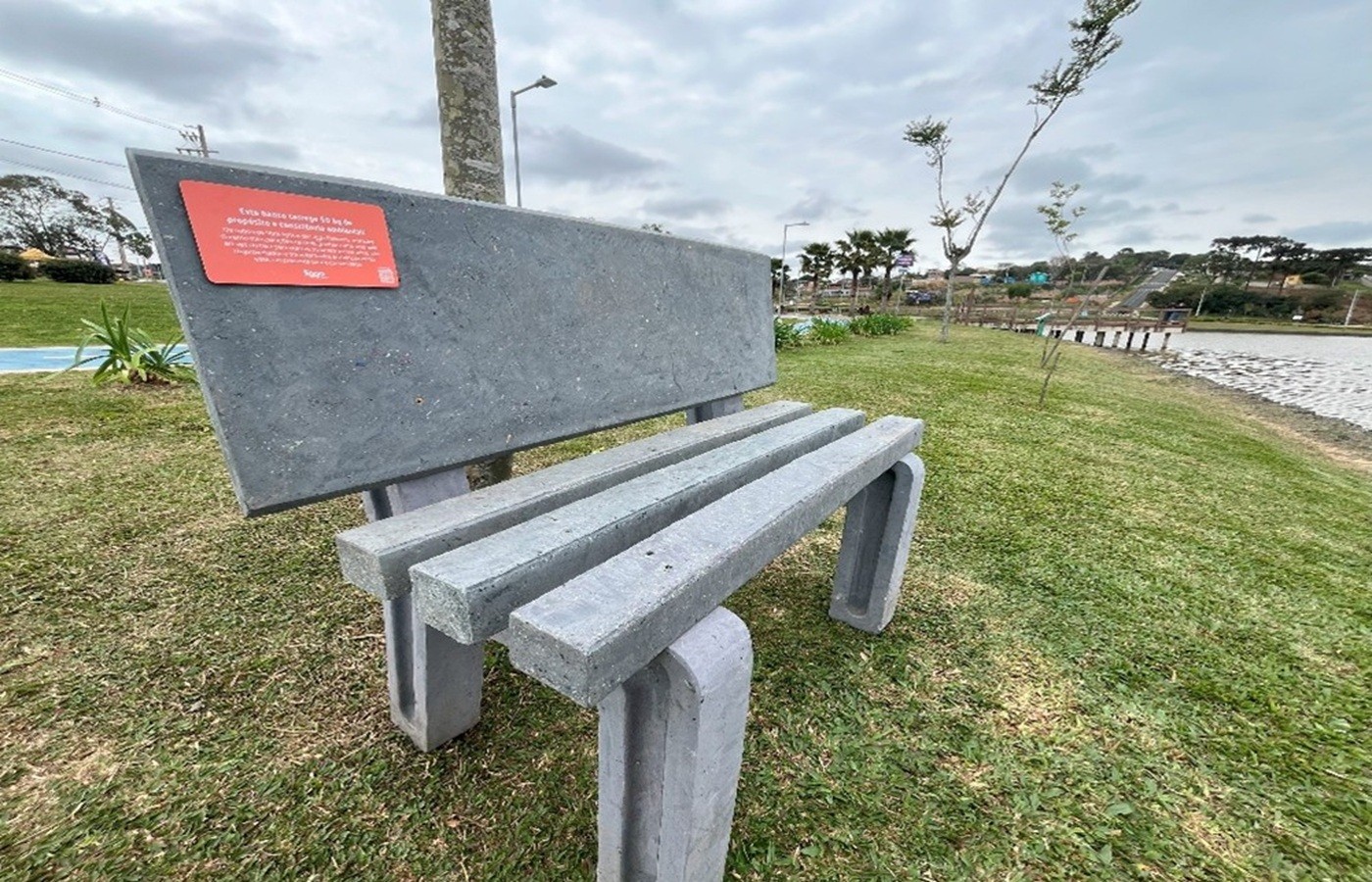 Empresa paranaense supera desafio ambiental e transforma cabos de fibra óptica em bancos para a comunidade