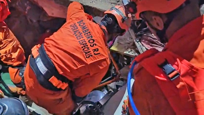 ‘Me tira daqui’: criança de 7 anos pede ajuda durante resgate após desabamento de casas no Maracanã