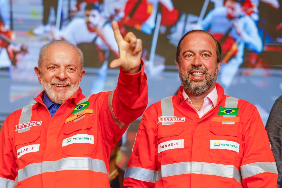 Presidente da República, Luiz Inácio Lula da Silva e o Ministro de Minas e Energia, Alexandre Silveira, durante a cerimônia de início da retomada das operações da Fábrica de Fertilizantes Araucária Nitrogenados S.A. (ANSA) — Foto: Ricardo Stuckert / PR