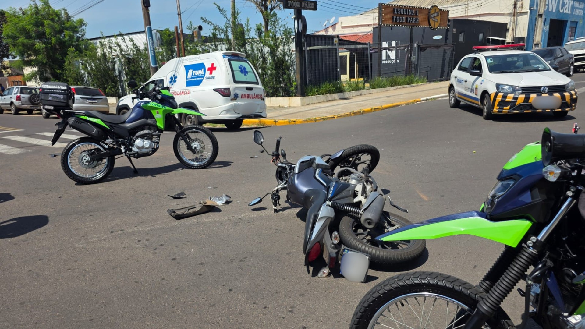 Motociclista fica ferido ao bater em ambulância que prestava socorro no interior de SP