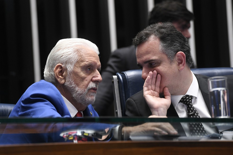 Senador Jaques Wagner, do PT, conversa com o presidente do Senado, Rodrigo Pacheco — Foto: Jefferson Rudy/Agência Senado