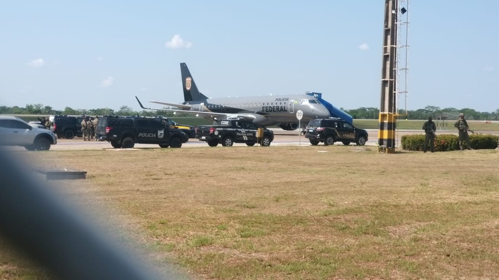 Presos começaram a ser levados para outro estado — Foto: Elércio Silva/Rede Amazônica Acre