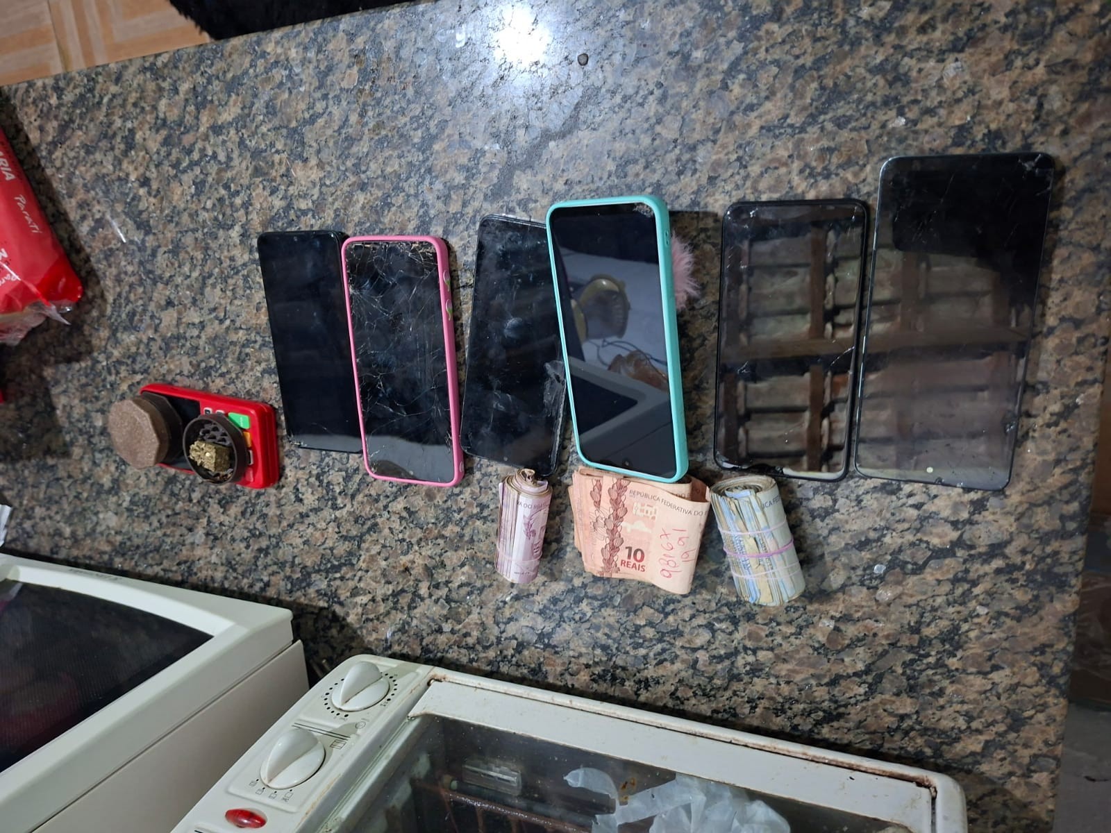 Polícia e GCM apreendem drogas, armas e celulares durante operação conjunta em Paranapanema