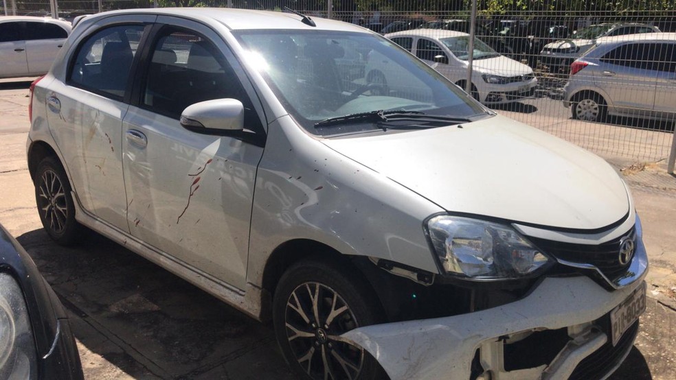 Suspeito de assalto é encontrado morto dentro de carro e comparsa é deixado em hospital, em Teresina — Foto: Lívia Ferreira/ g1 Piauí