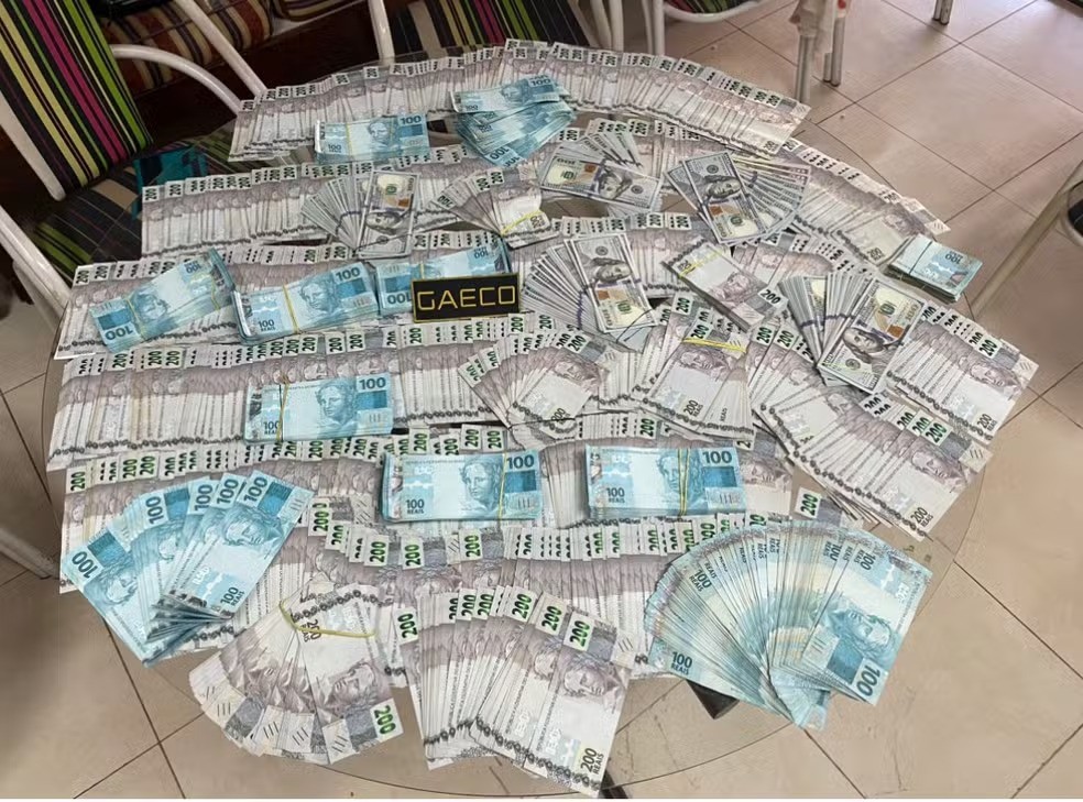 Dinheiro apreendido na operação Cartão Vermelho — Foto: Divulgação/ MPMS