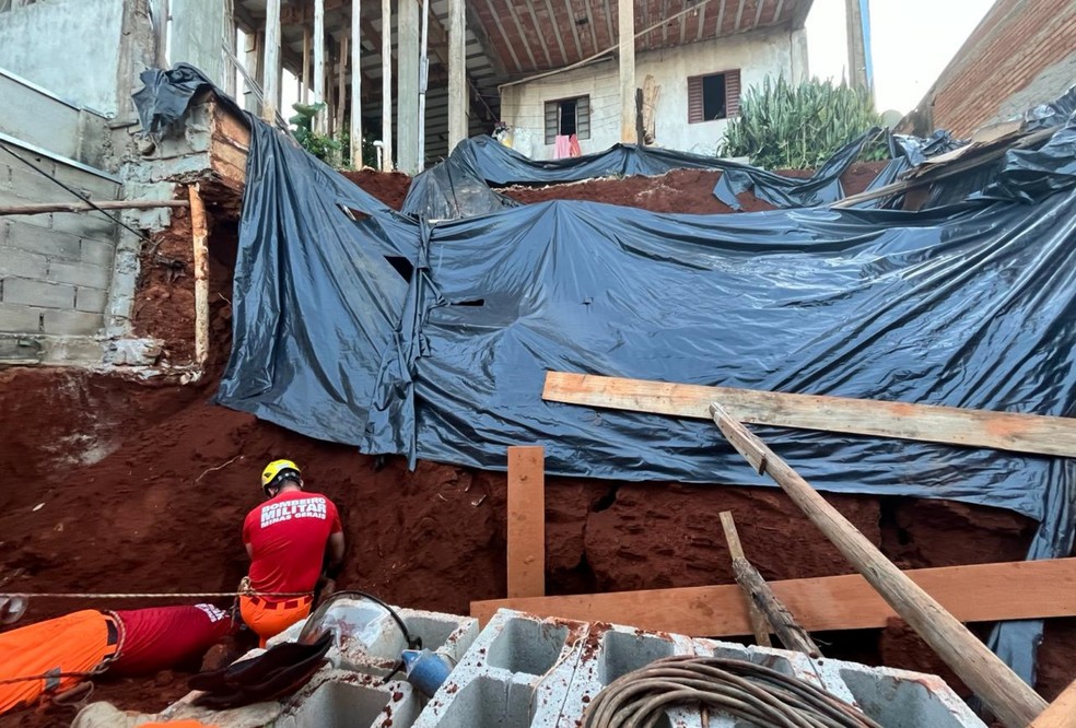 Trabalhador morre soterrado durante construção de muro em Pouso Alegre; dois foram socorridos — Foto: Corpo de Bombeiros