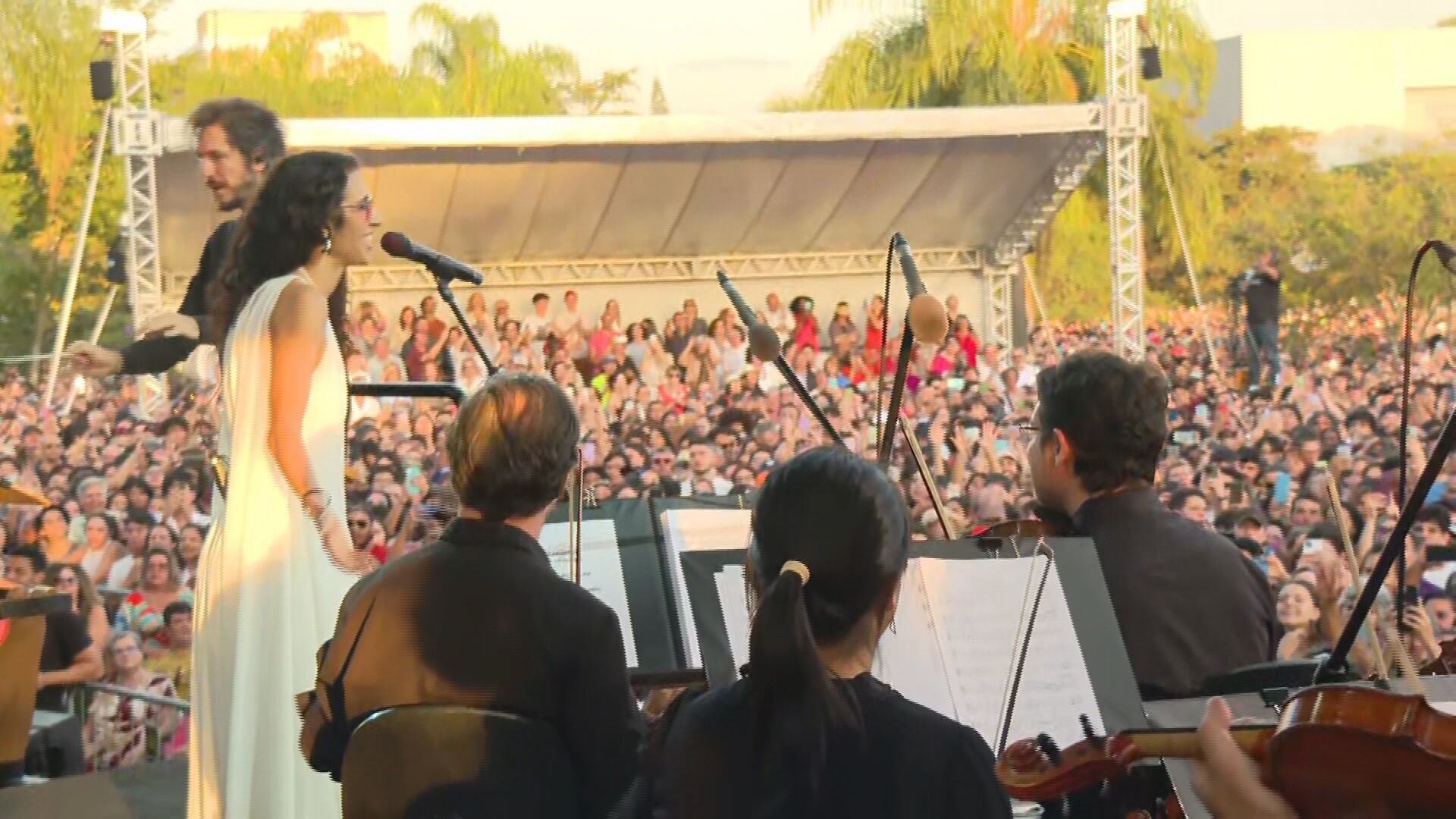 Milhares de fãs lotam show de Marisa Monte com orquestra da USP para celebrar 90 anos da universidade