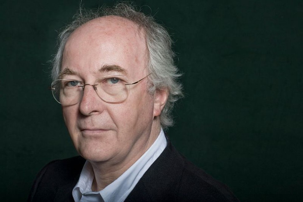 O aclamado romance fantástico A Bússola de Ouro, do escritor britânico Philip Pullman, foi eleito um dos 100 melhores livros infantis de todos os tempos — Foto: GETTY IMAGES/via BBC